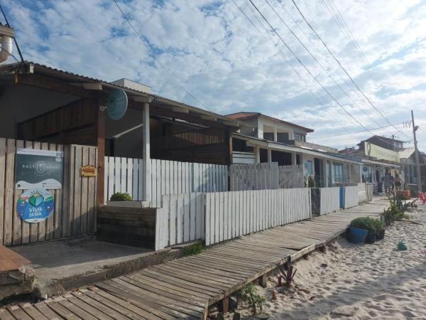 a house on the beach with a wooden boardwalk at Vista Deslumbrante praia Barra da Lagoa in Florianópolis