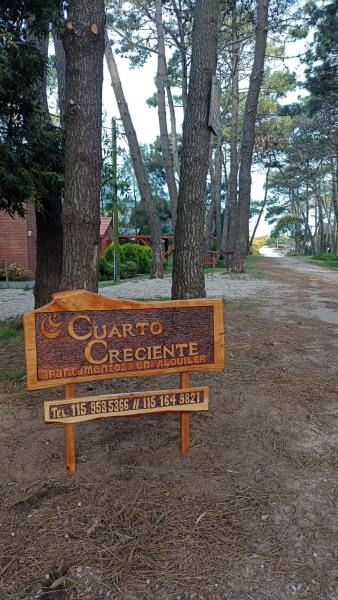 un signo que dice quanoreoreore preservar delante de los árboles a Lucero en Balneario Mar Azul