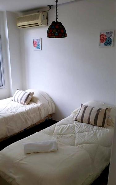 1 dormitorio con 2 camas en una habitación en Apartamento en calle Arístides zona restaurantes y bares en capital Mendoza en Mendoza