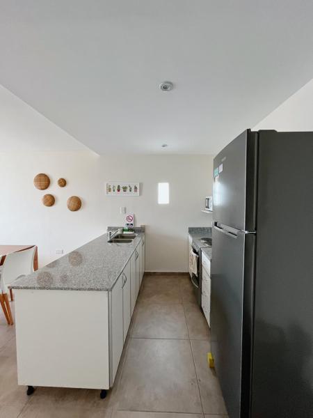 cocina con refrigerador y encimera en Departamento amplio con balcón y bella vista en Salta