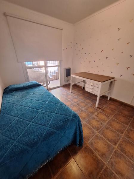 1 dormitorio con cama y escritorio. en Familiar, cómodo y bien ubicado en Mendoza