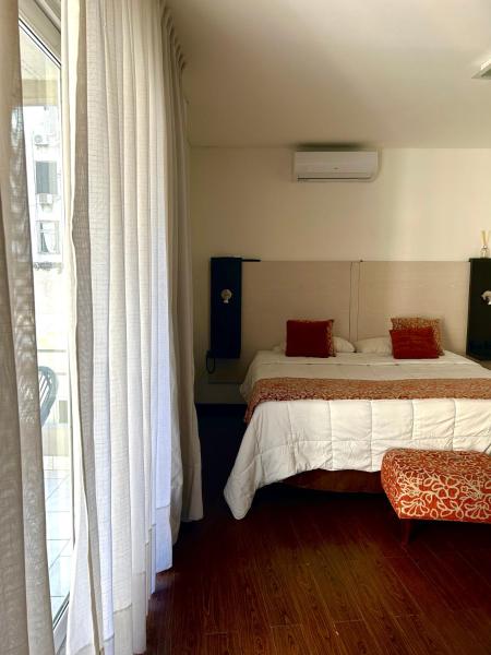 1 dormitorio con cama y ventana grande en Departamento Monoambiente Puerto Madero y Retiro en Buenos Aires