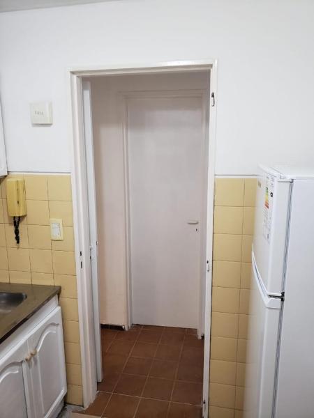 cocina con puerta blanca y refrigerador blanca en Departamento en capital Mendoza con estacionamiento incluido en Mendoza
