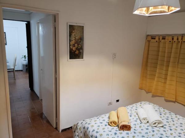 1 dormitorio con 1 cama con toallas en Departamento en capital Mendoza con estacionamiento incluido en Mendoza