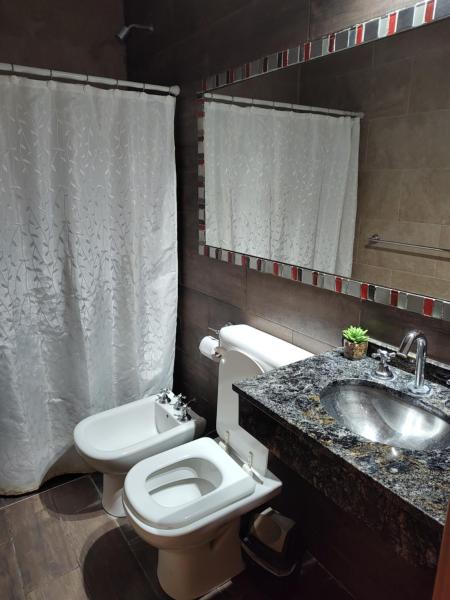 y baño con aseo y lavamanos. en María Montaña - Departamento en San Juan en San Juan