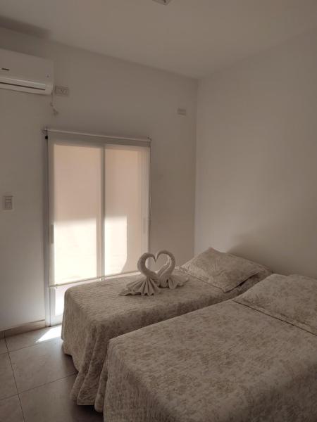 1 dormitorio con 2 camas y decoración de corazón en María Montaña - Departamento en San Juan en San Juan