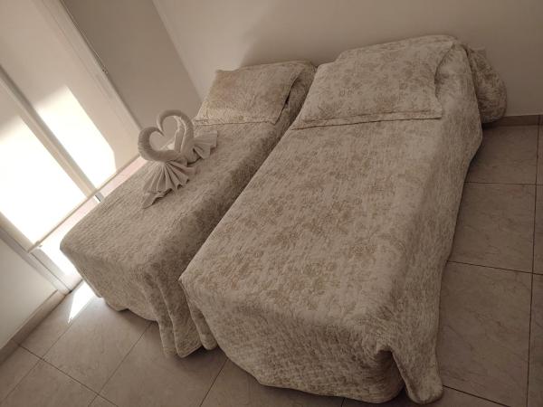 Una cama en una habitación con una manta. en María Montaña - Departamento en San Juan en San Juan