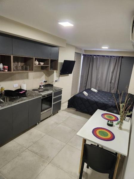 Habitación con cocina, cama y mesa. en Casita de Tucumán - Santiago en San Miguel de Tucumán