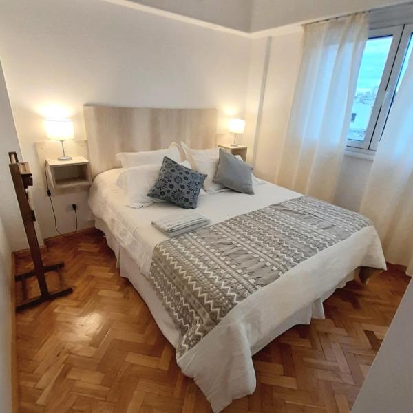 1 dormitorio con 1 cama grande y 2 almohadas en Departamento impecable 2 ambientes Centro de Buenos Aires en Buenos Aires