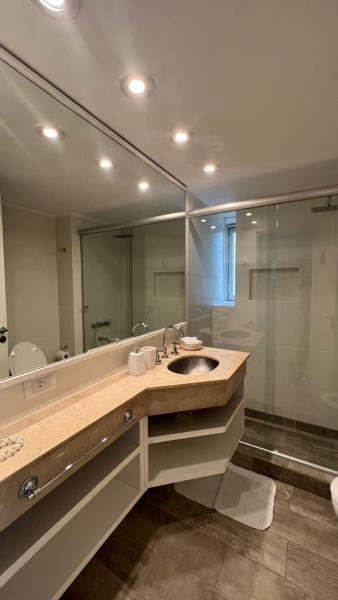 baño con lavabo y espejo grande en Center Apart - a metros Obelisco en Buenos Aires