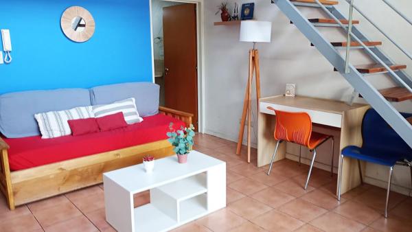 sala de estar con sofá y mesa en Duplex dos ambientes con terraza propia y parilla en Buenos Aires