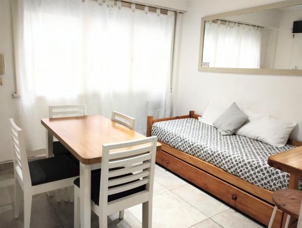 1 dormitorio con cama, mesa y escritorio en Del sol mdp - departamento en Zona Aldrey en Mar del Plata