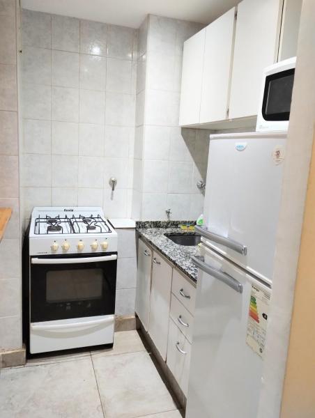 cocina blanca con fogones y refrigerador en Del sol mdp - departamento en Zona Aldrey en Mar del Plata