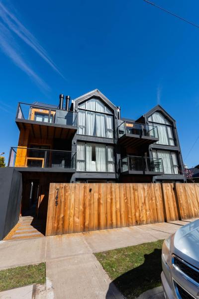 una casa en la parte superior de una valla de madera en Haus del Valle - Nórdica by Skallen en San Martín de los Andes