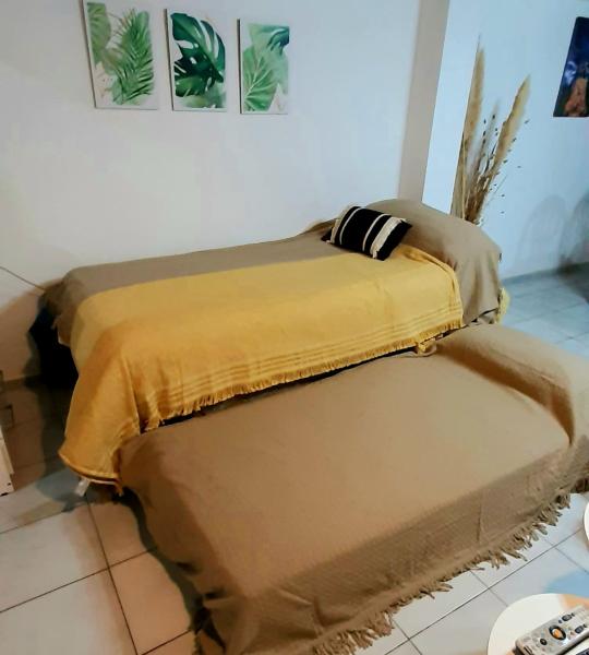 Una cama con una manta encima. en CASA CÉNTRICA, Patio con Parrilla Zona Residencial, Parking privado gratis a 100 mts en Mendoza