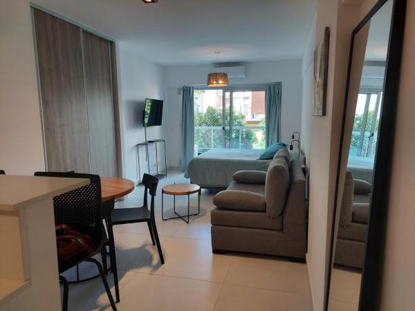 Sala de estar con cama, sofá y mesa en Excelente departamento zona Hospital Italiano a estrenar con amenities en Buenos Aires