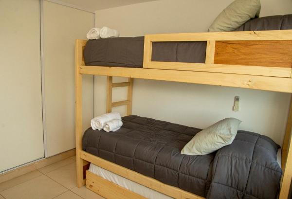 Habitación con 2 literas y 1 cama en Leguizamon Apart en Salta
