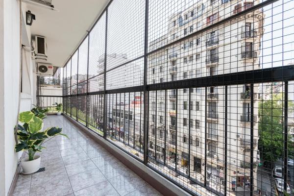 una gran ventana en un edificio con una maceta en Fliphaus Cordoba 2500 - 3 Bd Facultad Medicina en Buenos Aires
