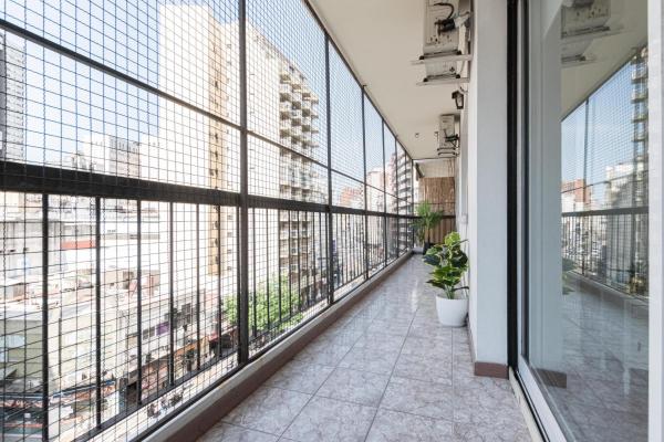 - Balcón con ventanas grandes en un edificio en Fliphaus Cordoba 2500 - 3 Bd Facultad Medicina en Buenos Aires