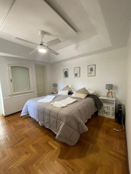 1 dormitorio con 1 cama y ventilador de techo en Casabella Bed & Breakfast en Mendoza