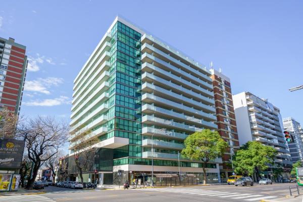 un edificio alto con ventanas de cristal en una calle de la ciudad en Be Libertador - 3 Lux 9 Pax Lofts 13 en Buenos Aires