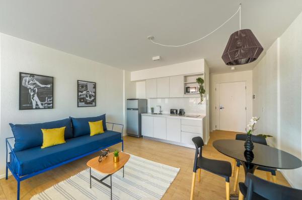 sala de estar con sofá azul y mesa en Be Libertador - 3 Lux 9 Pax Lofts 13 en Buenos Aires