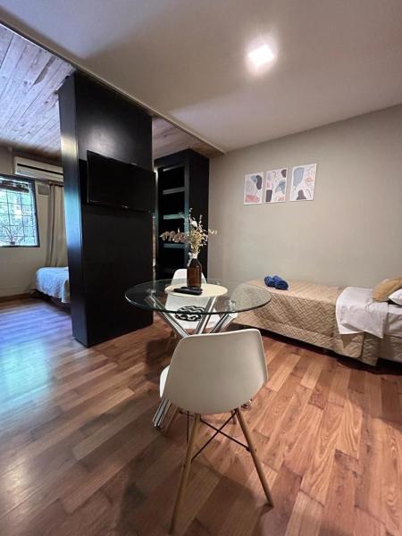 sala de estar con mesa y cama en DEPARTAMENTO MODERNO ENTERO / EQUIPADO - EXCELENTE UBICACION en Mendoza