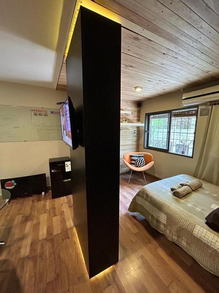 1 dormitorio con 1 cama y Tv LED en DEPARTAMENTO MODERNO ENTERO / EQUIPADO - EXCELENTE UBICACION en Mendoza