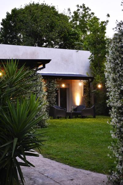una casa con jardín con sillas en el patio en se mejora precio ver en Anfitrion en Gualeguaychú