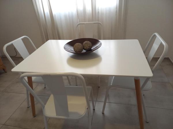 una mesa blanca con un tazón de comida. en La Gema apartamento en Mendoza