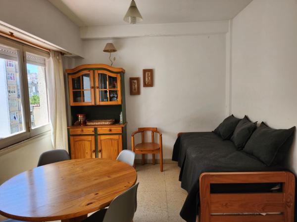 sala de estar con sofá y mesa en Departamento Falucho en Mar del Plata