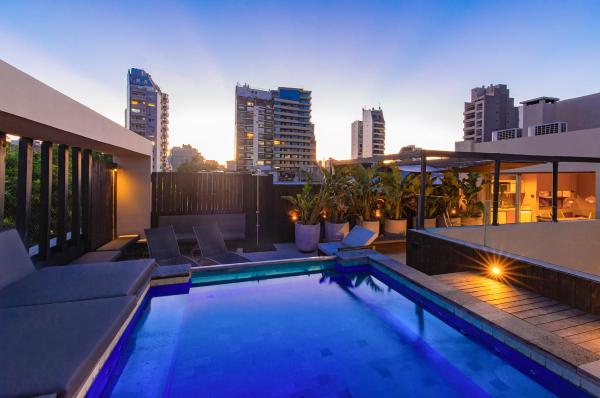 una piscina en la azotea de un edificio en Modern Luxury Home Perfect for Couples and Families en Buenos Aires