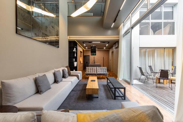 sala de estar con sofá y mesa en Modern Luxury Home Perfect for Couples and Families en Buenos Aires