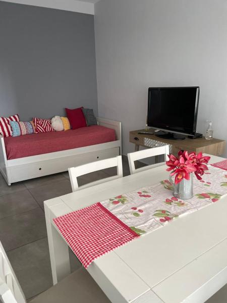sala de estar con mesa y sofá en Hermoso departamento a la calle a 300 mts del mar en Mar del Plata
