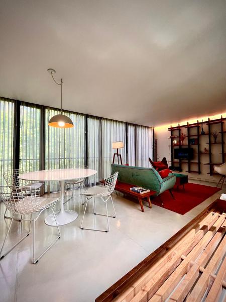 sala de estar con mesa, sillas y sofá en Escala83 Apartamentos en Mendoza
