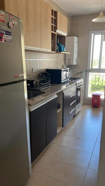 una cocina con refrigerador y electrodomésticos de acero inoxidable en Dpto comodo, luminoso y con una hermosa vista de Salta en Salta