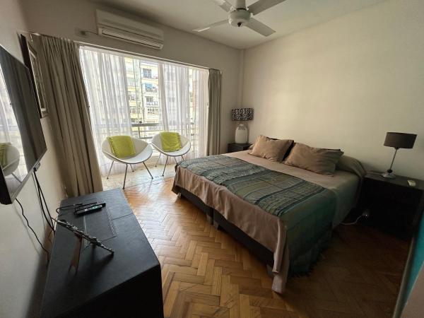 1 dormitorio con cama y ventana grande en Excelente piso muy luminoso en Palermo en Buenos Aires
