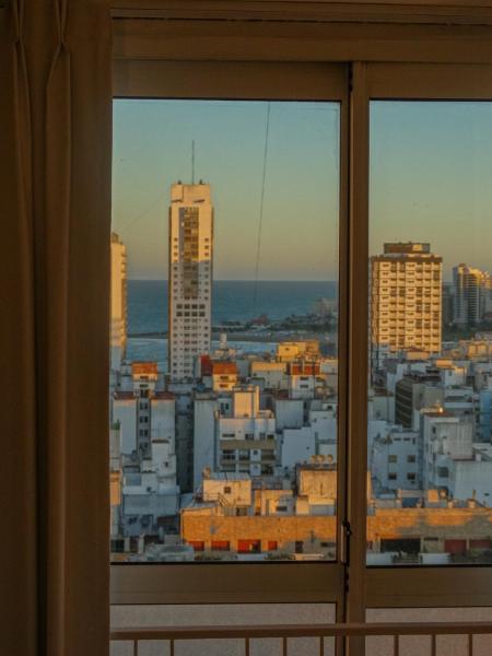 una ventana con vistas a la ciudad en Departamento en Edificio Torre Eiffel en Mar del Plata