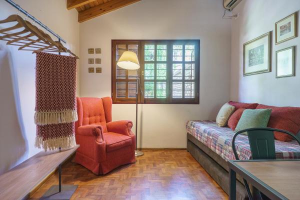 sala de estar con sofá y silla en El Diván Apartamento, excelente ubicación y cochera en Mendoza