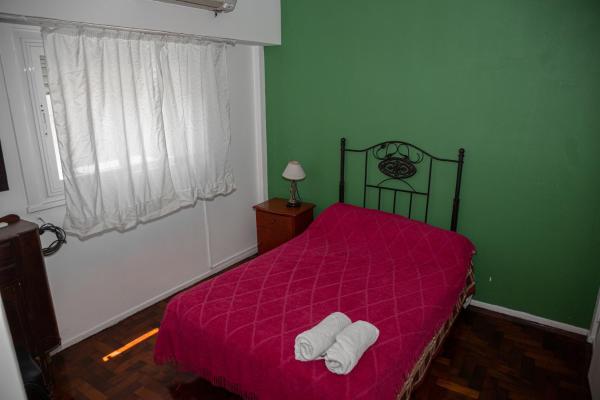 1 dormitorio con 1 cama con 2 toallas en Dos ambientes en Palermo (La Rural) en Buenos Aires