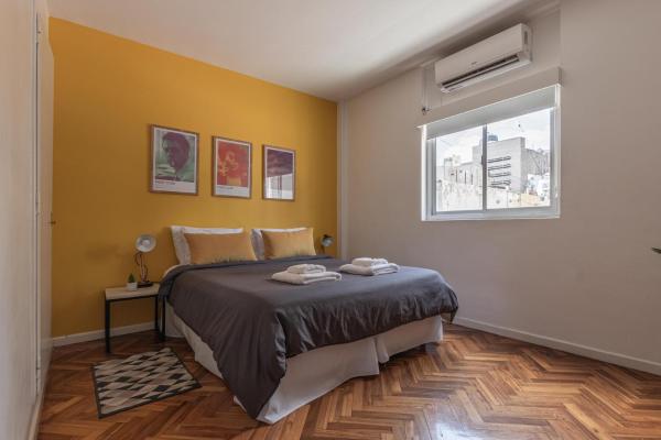 1 dormitorio con cama y ventana en Fliphaus Esmeralda 900 - 2 Bd Calle Florida en Buenos Aires