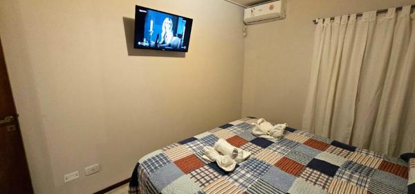 1 dormitorio con 1 cama con toallas en Cheval Blanc en Villa Gesell