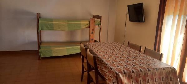 Habitación con mesa y litera en DEPTO 2 CON COCHERA VILLA GESELL en Villa Gesell