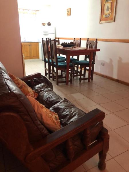 sala de estar con sofá y mesa de comedor en Deptos PEHUEN -San Martín de los Andes- Centro - en San Martín de los Andes