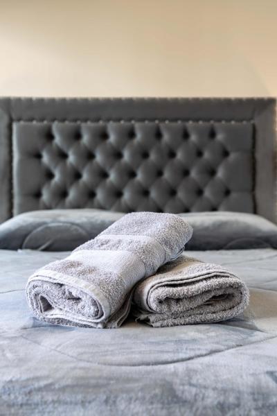 Una toalla sobre una cama en Fine & Better located 4 people Apartment in Palermo, Buenos Aires en Buenos Aires