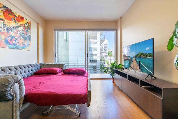1 dormitorio con cama y ventana grande en Fine & Better located 4 people Apartment in Palermo, Buenos Aires en Buenos Aires