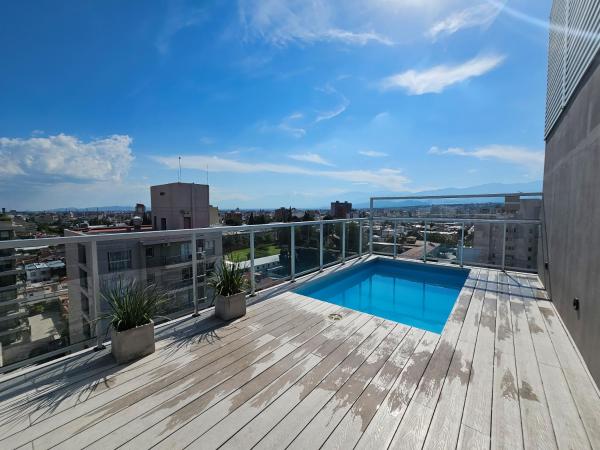 una terraza en la azotea con piscina en un edificio en Necochea 478 UKIYO en Salta