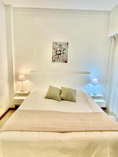 1 dormitorio con 1 cama blanca grande y 2 almohadas en Departamento en Palermo, lindo y muy bien ubicado en Buenos Aires