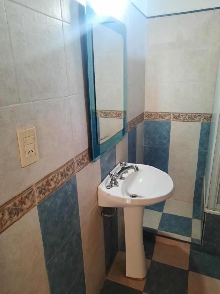 y baño con lavabo y espejo. en lo de Sandra 2 en Salta
