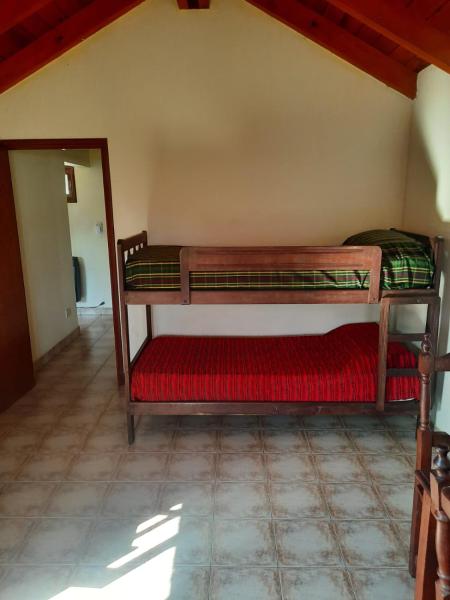 Habitación con 2 literas y banco rojo. en lo de Sandra 2 en Salta